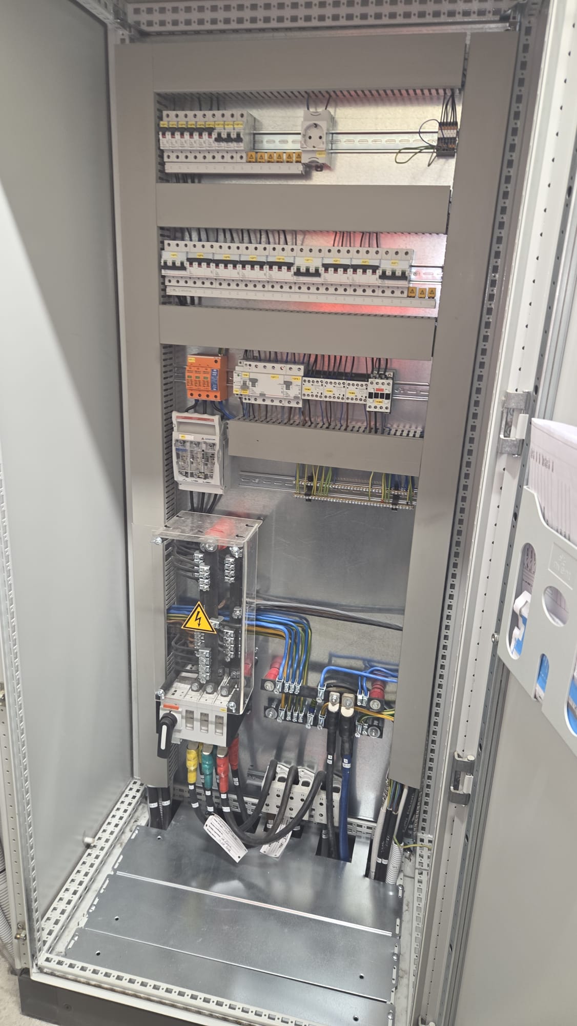 Moderns industriāls elektroskapnis ar automātiem, SPD un kabeļu vadību