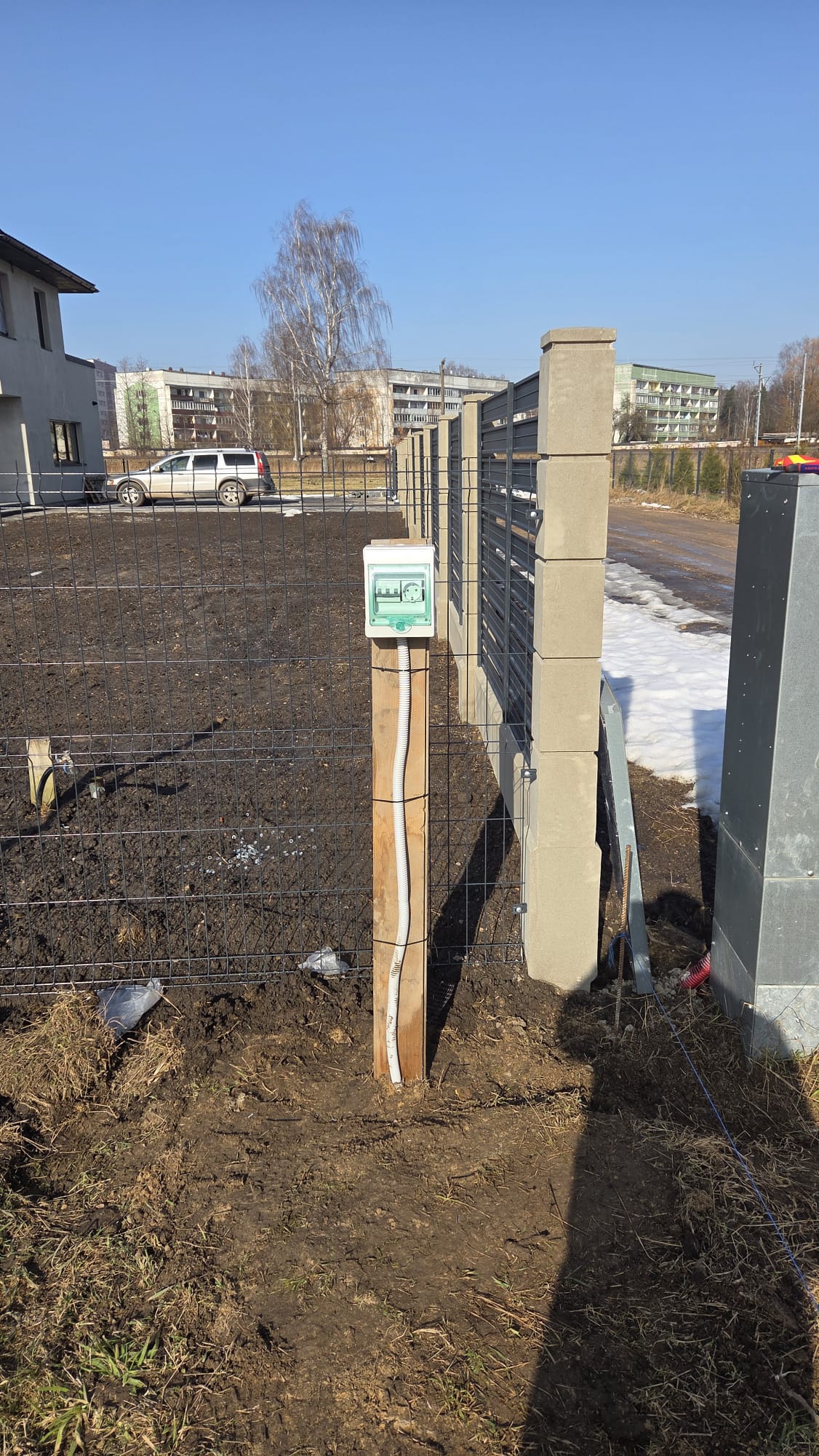 Jauna āra elektroenerģijas uzskaites kaste uzstādīta uz staba jaunbūvē