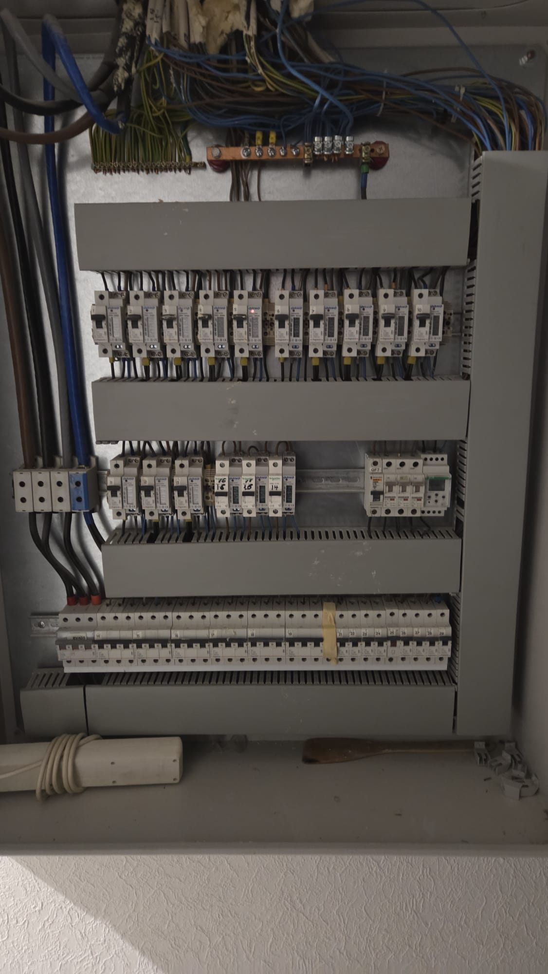 Vecs, pārslogots sadales skapnis pirms modernizācijas