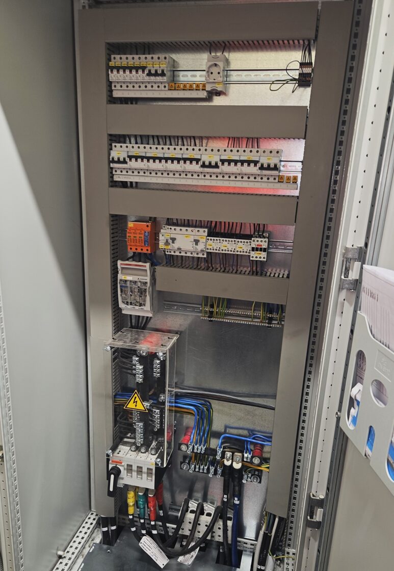 Elektroinstalācijas skapnis ar aizsardzības iekārtām