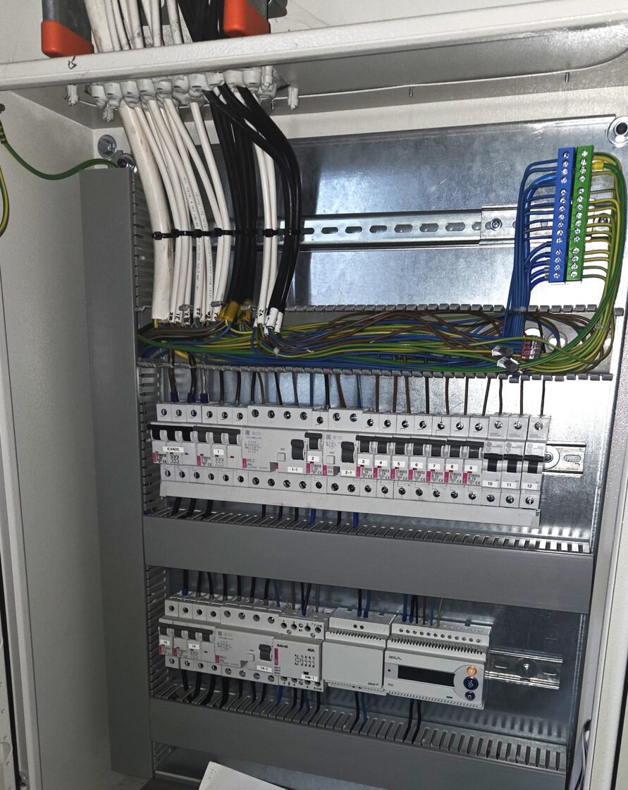 Sadales skapja iekšpuse ar ABB un ETI automātiem